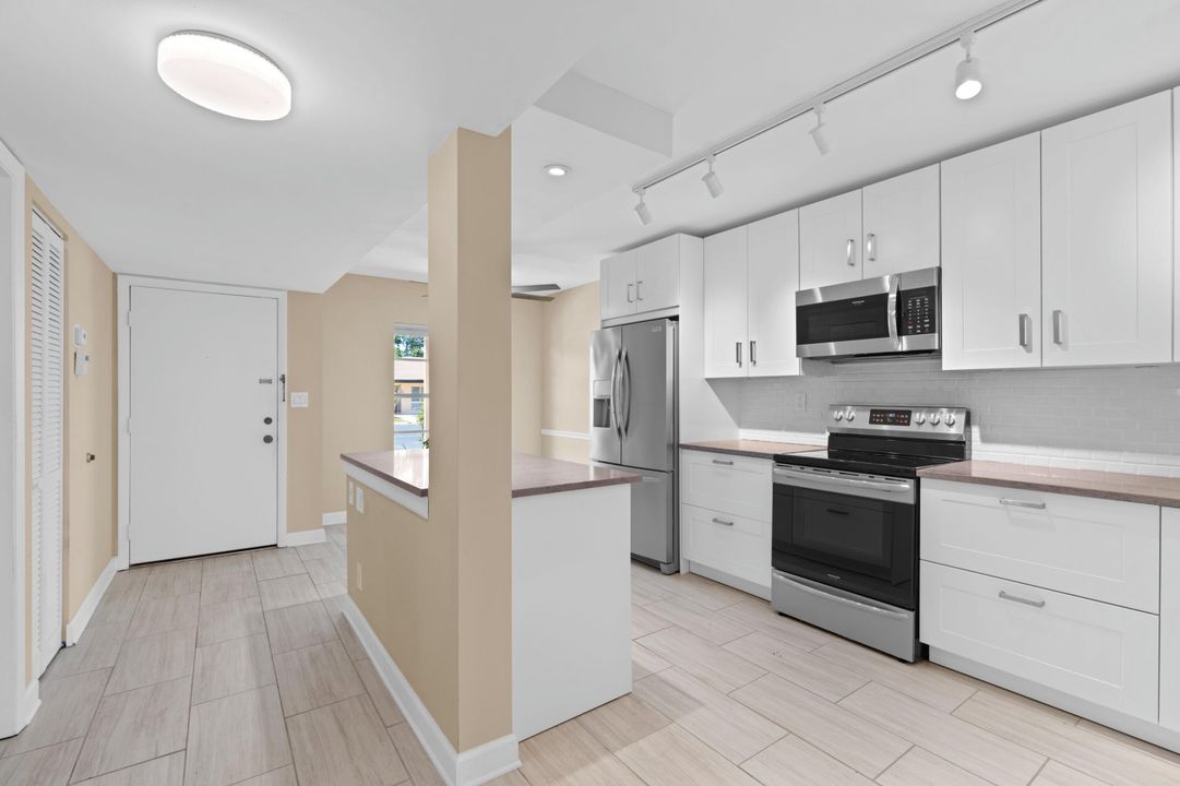 Active With Contract: $2,200 (2 beds, 2 baths, 1196 Square Feet)