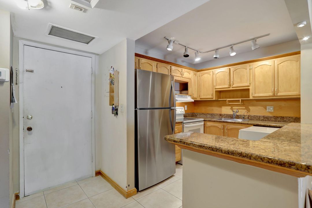 For Sale: $140,000 (1 beds, 1 baths, 675 Square Feet)