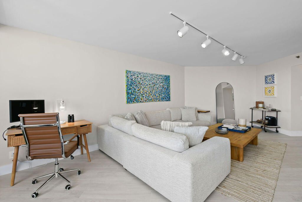 Active With Contract: $4,500 (2 beds, 2 baths, 1340 Square Feet)
