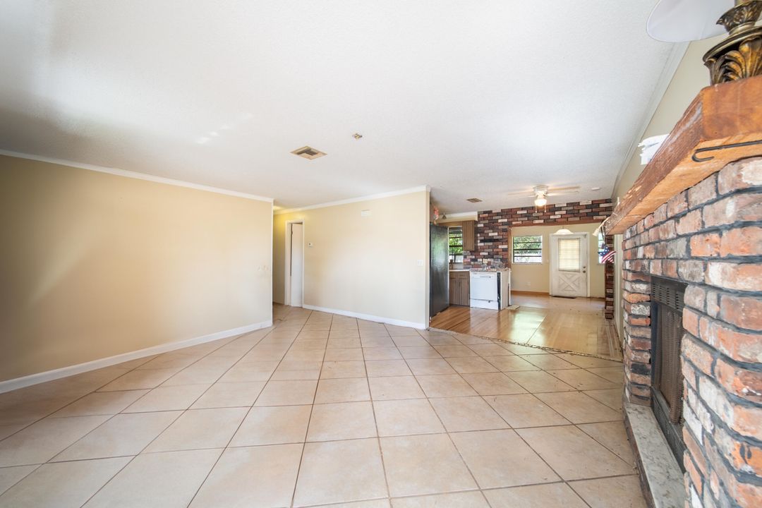 For Sale: $275,000 (2 beds, 2 baths, 1121 Square Feet)
