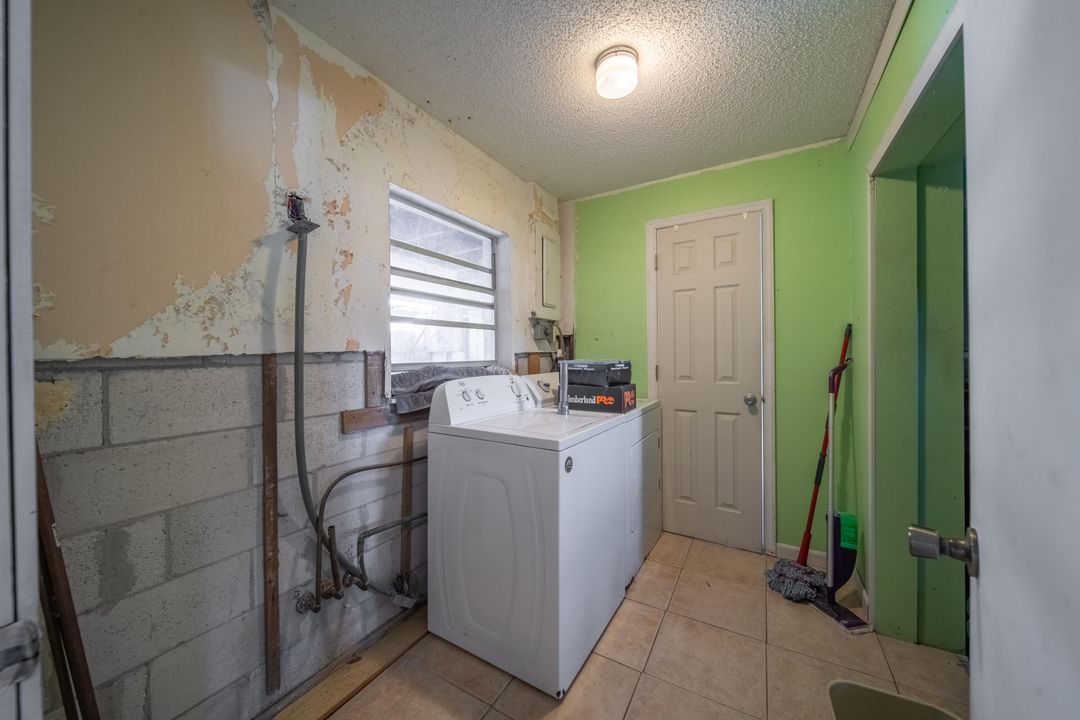 For Sale: $275,000 (2 beds, 2 baths, 1121 Square Feet)