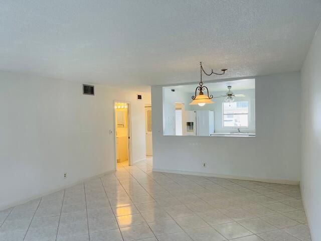 Active With Contract: $1,500 (1 beds, 1 baths, 738 Square Feet)