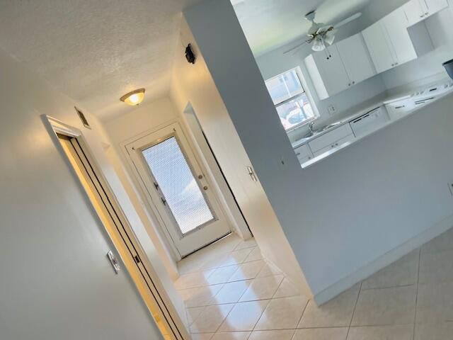 Active With Contract: $1,500 (1 beds, 1 baths, 738 Square Feet)