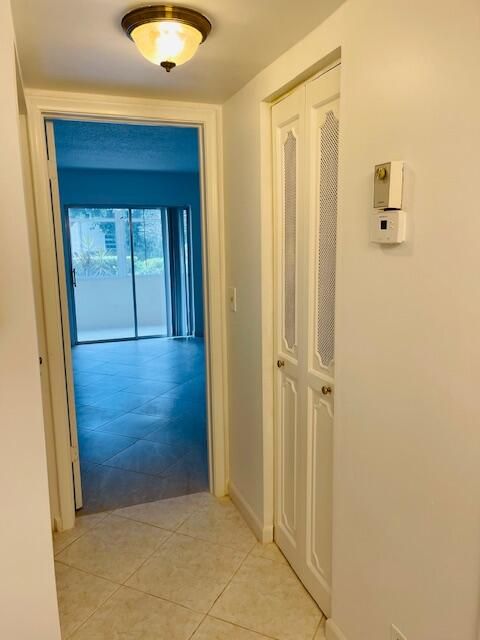 Active With Contract: $1,500 (1 beds, 1 baths, 738 Square Feet)