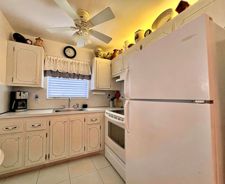 Active With Contract: $109,900 (1 beds, 1 baths, 702 Square Feet)