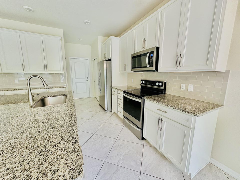 Active With Contract: $3,650 (3 beds, 2 baths, 1908 Square Feet)