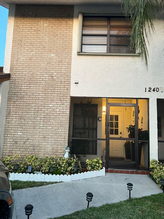 Active With Contract: $2,750 (3 beds, 2 baths, 1212 Square Feet)