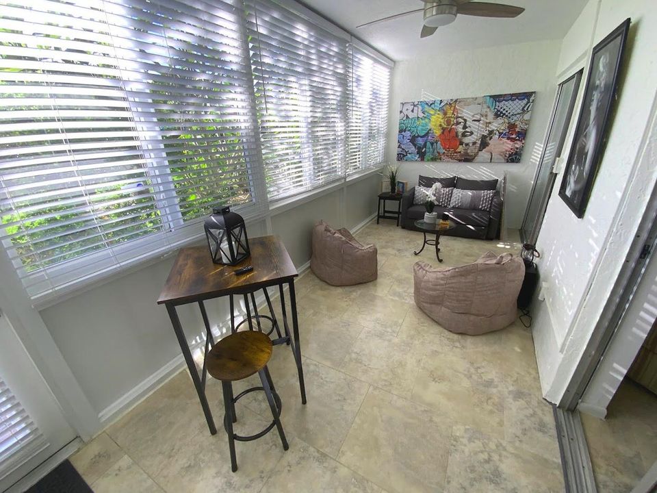 For Rent: $1,600 (1 beds, 2 baths, 912 Square Feet)