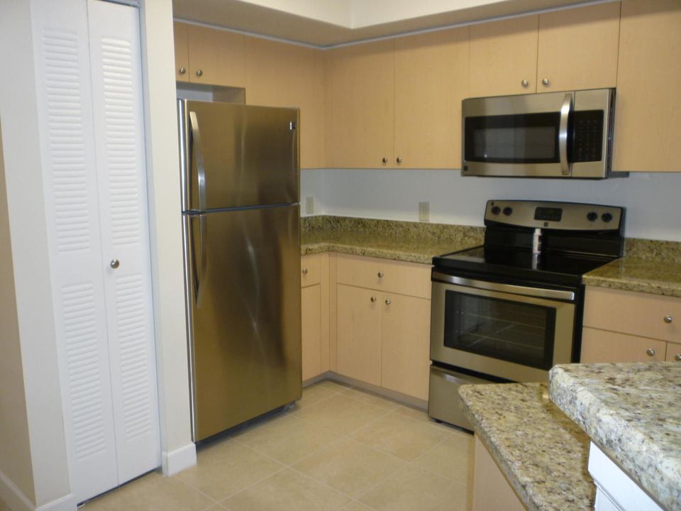 Active With Contract: $2,400 (3 beds, 2 baths, 1300 Square Feet)