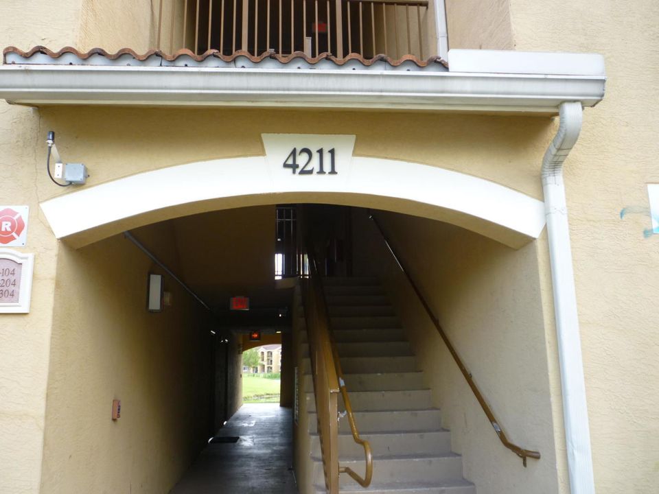 Active With Contract: $2,400 (3 beds, 2 baths, 1300 Square Feet)