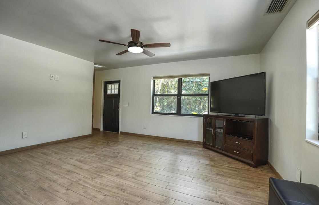 For Sale: $505,000 (3 beds, 1 baths, 1215 Square Feet)