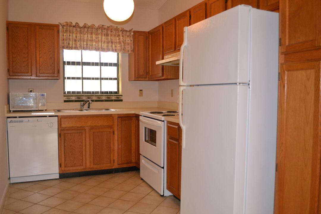 For Rent: $2,350 (2 beds, 2 baths, 935 Square Feet)