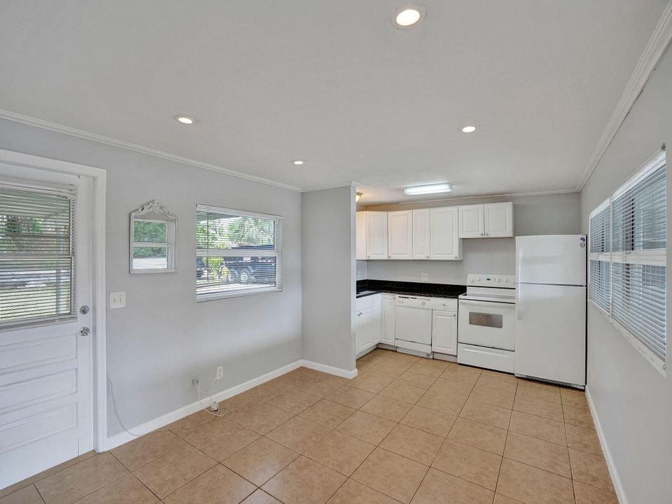 Active With Contract: $1,650 (1 beds, 1 baths, 750 Square Feet)