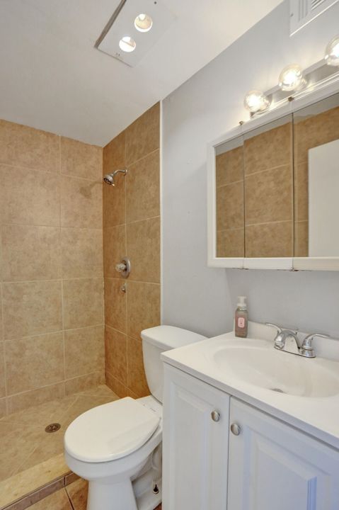 Active With Contract: $1,650 (1 beds, 1 baths, 750 Square Feet)