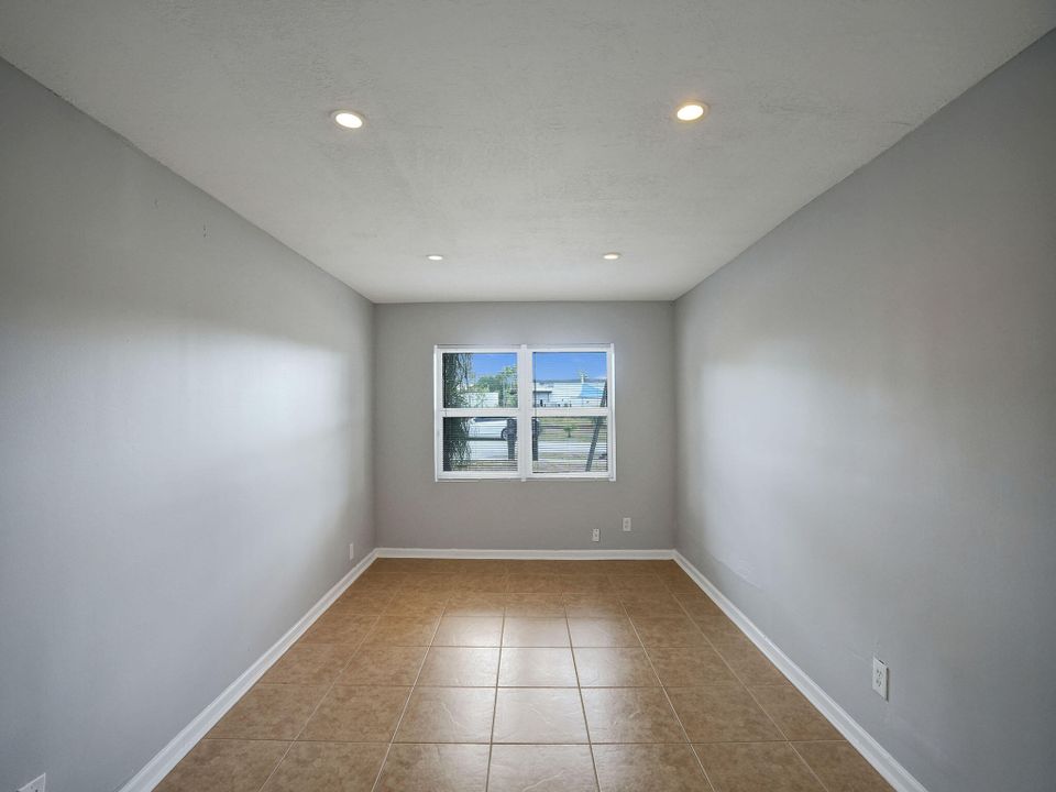 Active With Contract: $1,650 (1 beds, 1 baths, 750 Square Feet)