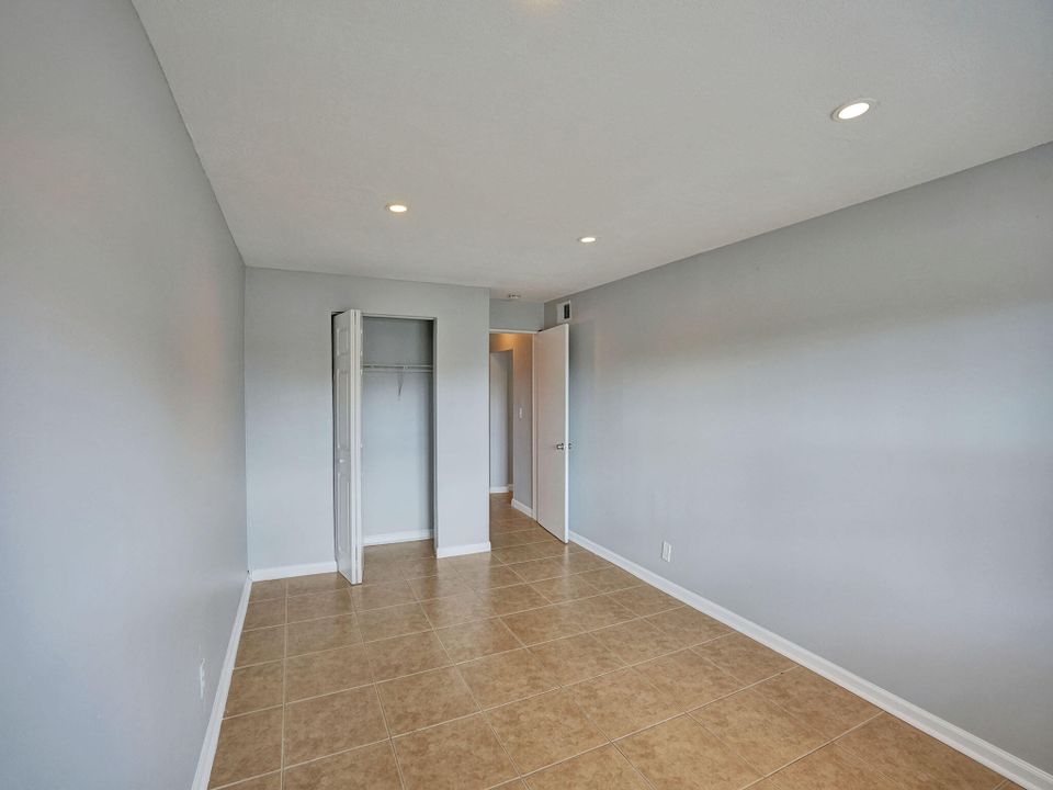 Active With Contract: $1,650 (1 beds, 1 baths, 750 Square Feet)