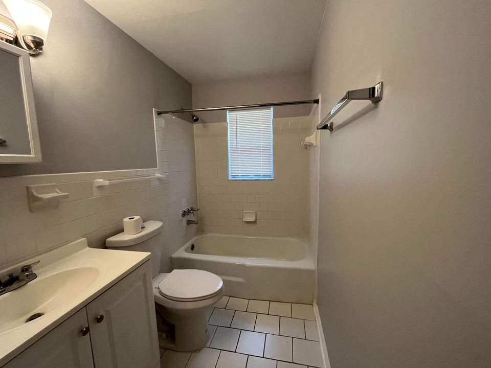 For Rent: $1,895 (2 beds, 1 baths, 896 Square Feet)
