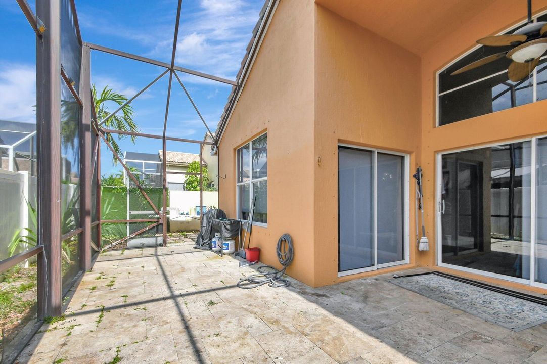 En Venta: $590,000 (4 camas, 2 baños, 2040 Pies cuadrados)