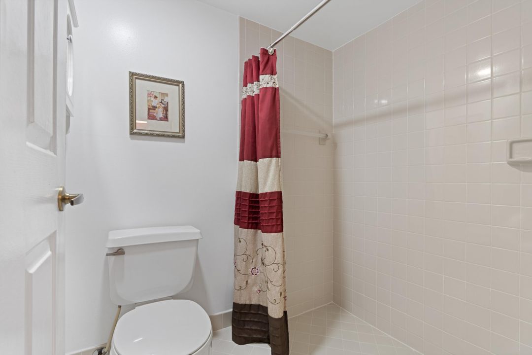 合同活跃: $2,300 (2 贝兹, 2 浴室, 920 平方英尺)