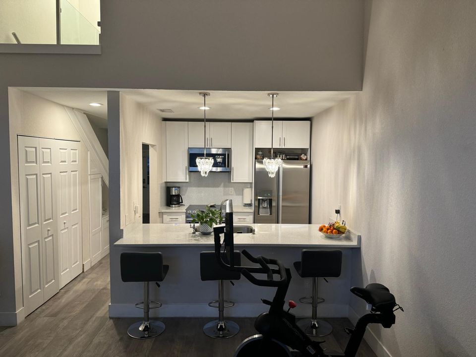 Active With Contract: $2,750 (3 beds, 2 baths, 1212 Square Feet)