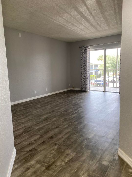 For Rent: $2,000 (3 beds, 2 baths, 921 Square Feet)