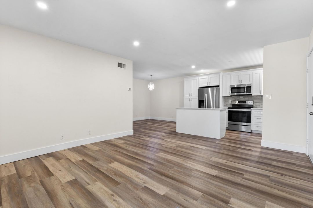 Active With Contract: $2,100 (2 beds, 2 baths, 950 Square Feet)