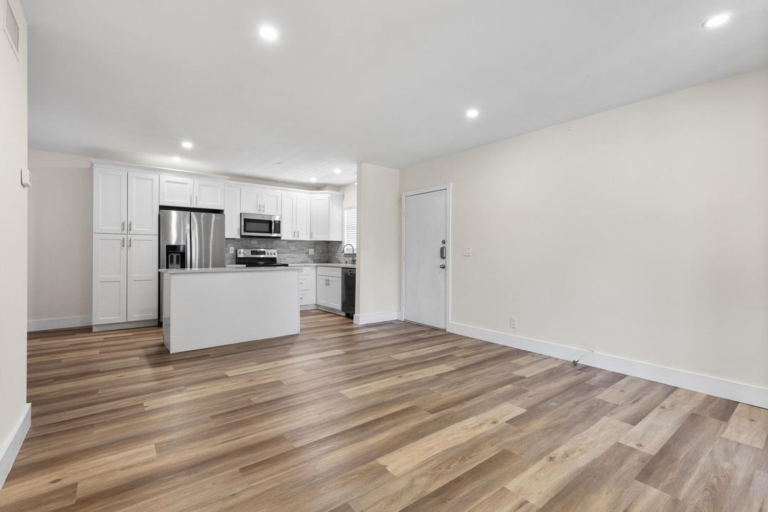 Active With Contract: $2,100 (2 beds, 2 baths, 950 Square Feet)