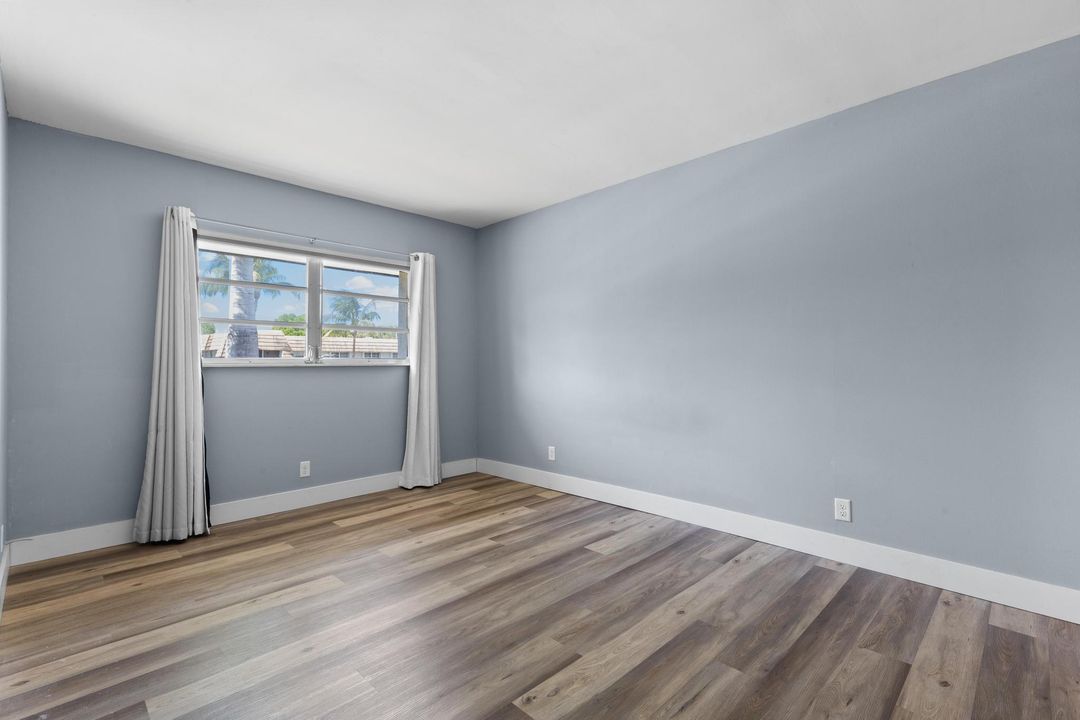 Active With Contract: $2,100 (2 beds, 2 baths, 950 Square Feet)