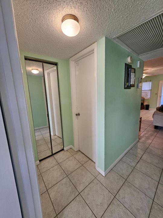 For Sale: $200,000 (2 beds, 1 baths, 820 Square Feet)