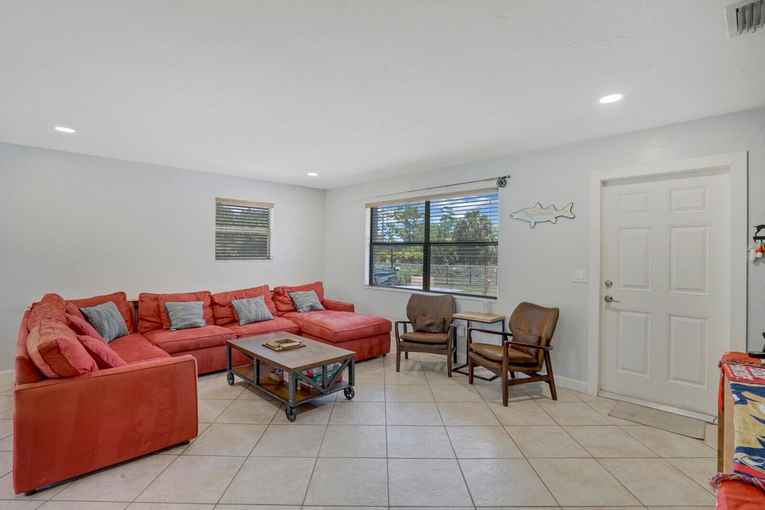 Active With Contract: $479,000 (2 beds, 1 baths, 937 Square Feet)