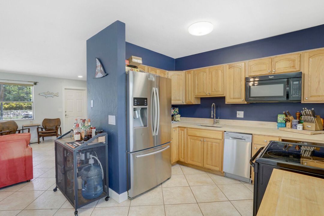Active With Contract: $479,000 (2 beds, 1 baths, 937 Square Feet)