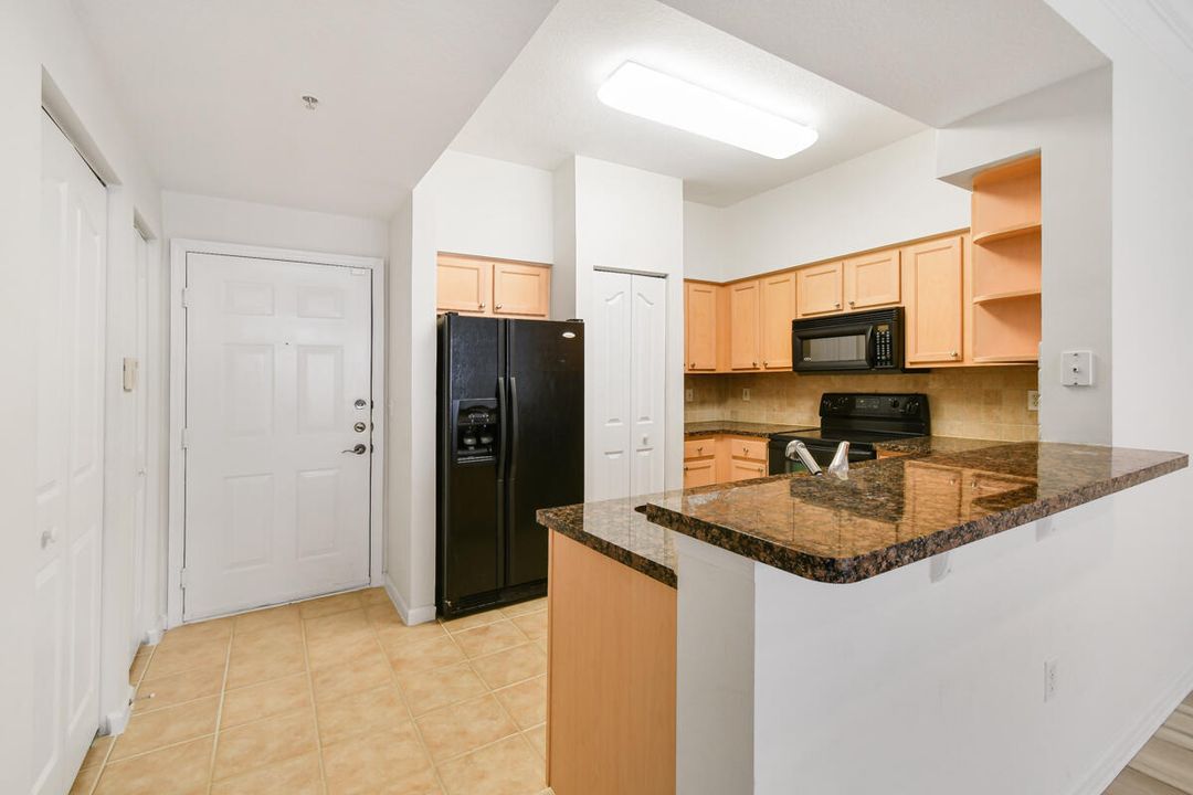For Rent: $2,300 (1 beds, 1 baths, 849 Square Feet)