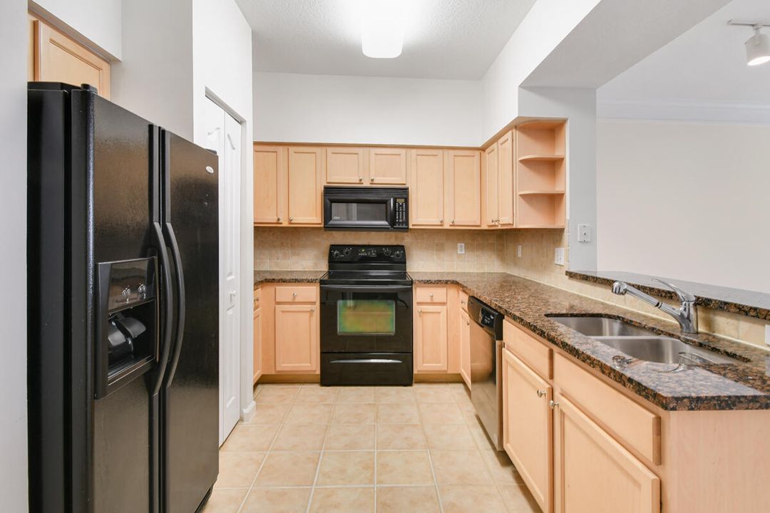 For Rent: $2,300 (1 beds, 1 baths, 849 Square Feet)