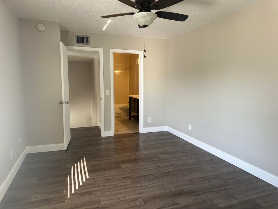 For Rent: $2,200 (2 beds, 2 baths, 1374 Square Feet)