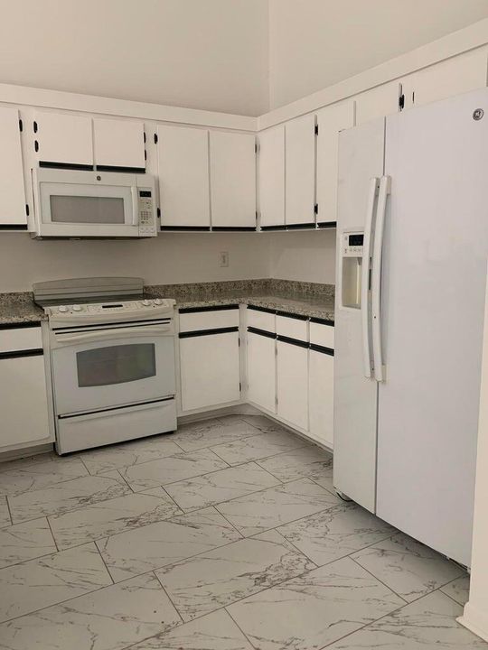 Active With Contract: $1,900 (2 beds, 2 baths, 1168 Square Feet)