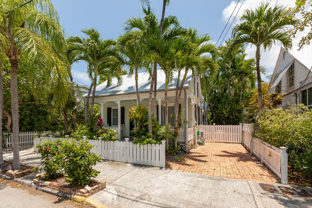 For Sale: $2,700,000 (3 beds, 2 baths, 1620 Square Feet)