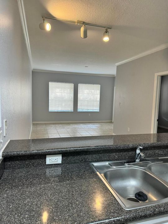 For Rent: $1,595 (1 beds, 1 baths, 695 Square Feet)