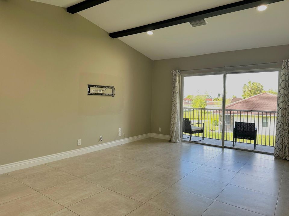 For Sale: $349,000 (3 beds, 2 baths, 972 Square Feet)