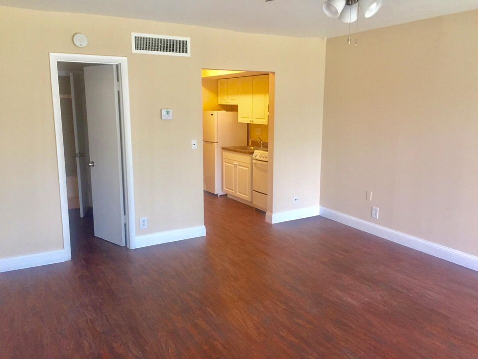Active With Contract: $1,450 (0 beds, 1 baths, 432 Square Feet)