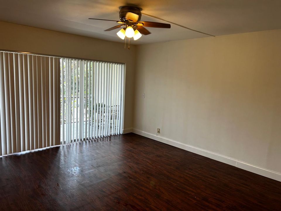 Active With Contract: $1,450 (0 beds, 1 baths, 432 Square Feet)