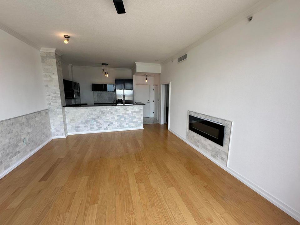 For Rent: $2,600 (1 beds, 1 baths, 760 Square Feet)