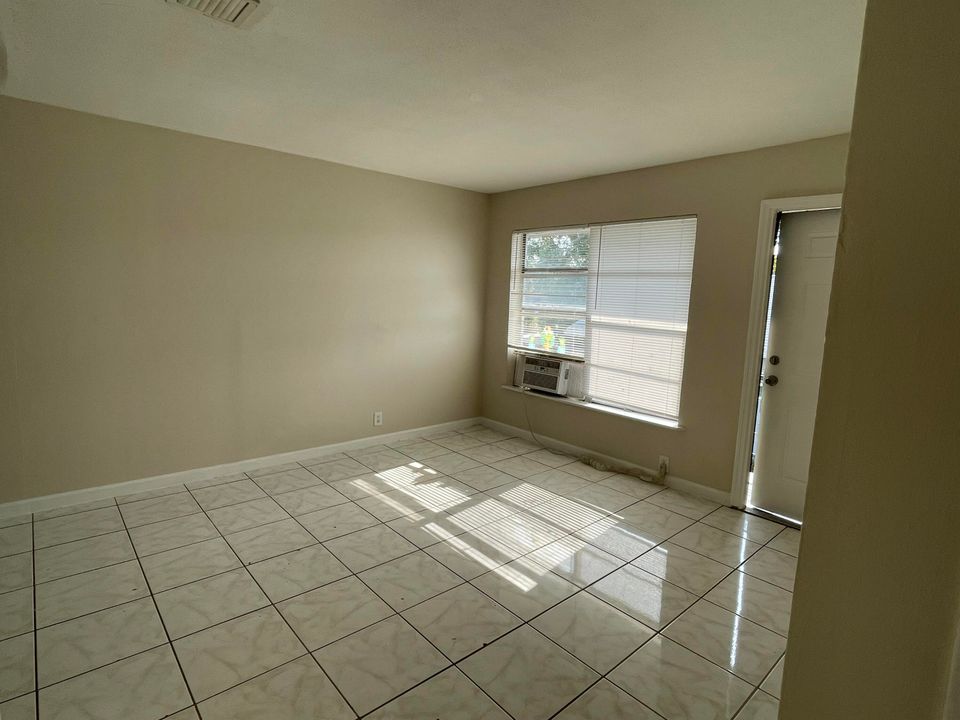 For Rent: $1,650 (2 beds, 1 baths, 648 Square Feet)