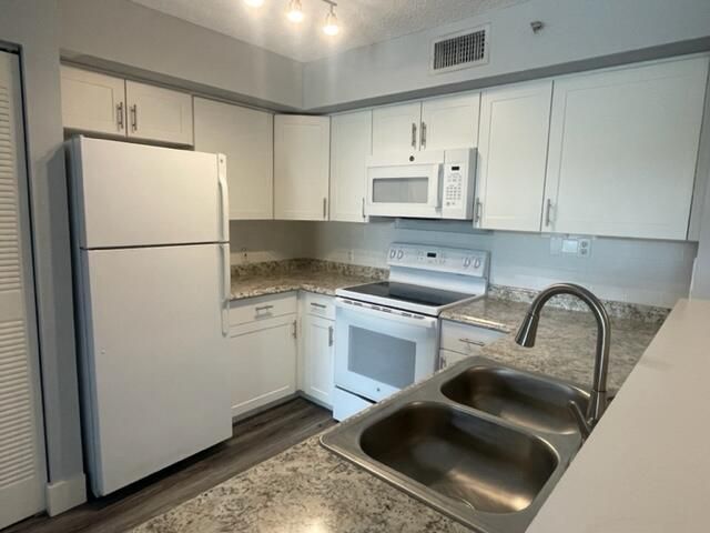 For Rent: $2,250 (2 beds, 2 baths, 1076 Square Feet)