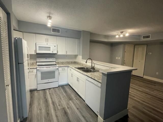 For Rent: $2,250 (2 beds, 2 baths, 1076 Square Feet)