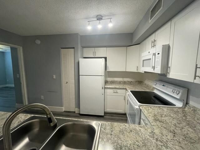 For Rent: $2,250 (2 beds, 2 baths, 1076 Square Feet)