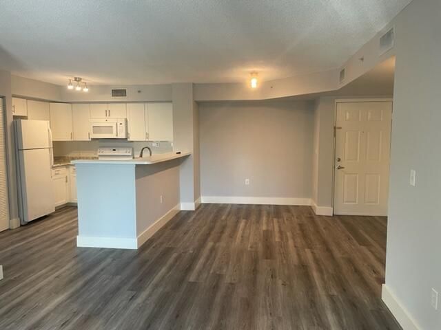 For Rent: $2,250 (2 beds, 2 baths, 1076 Square Feet)