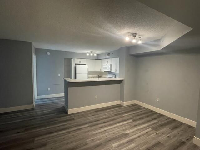 For Rent: $2,250 (2 beds, 2 baths, 1076 Square Feet)