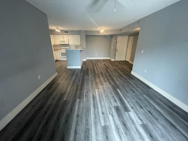 For Rent: $2,250 (2 beds, 2 baths, 1076 Square Feet)