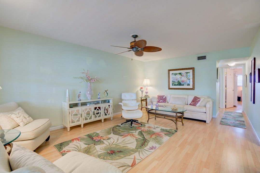 For Sale: $325,000 (2 beds, 2 baths, 946 Square Feet)