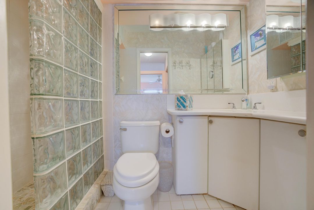 For Sale: $325,000 (2 beds, 2 baths, 946 Square Feet)